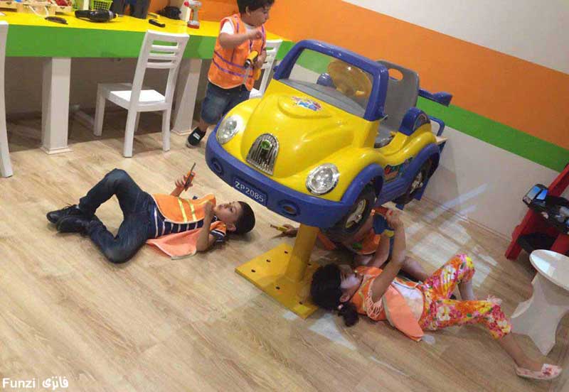 کودکان در حال تعمیر ماشین در شهر مشاغل